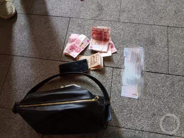 启盈优配 这很重庆! 捡到游客包, 小伙火锅吃到一半冲去送回