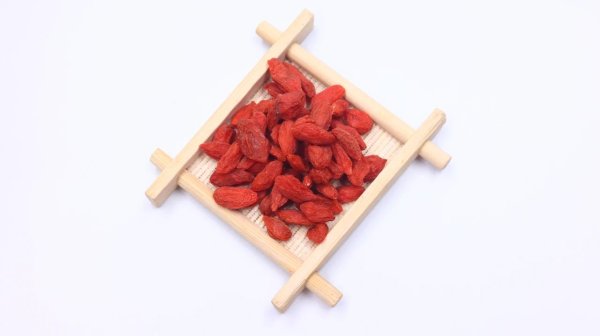 尚求100 枸杞加此物泡水，女性多喝点，排出体内湿气，大肚腩悄悄不见了